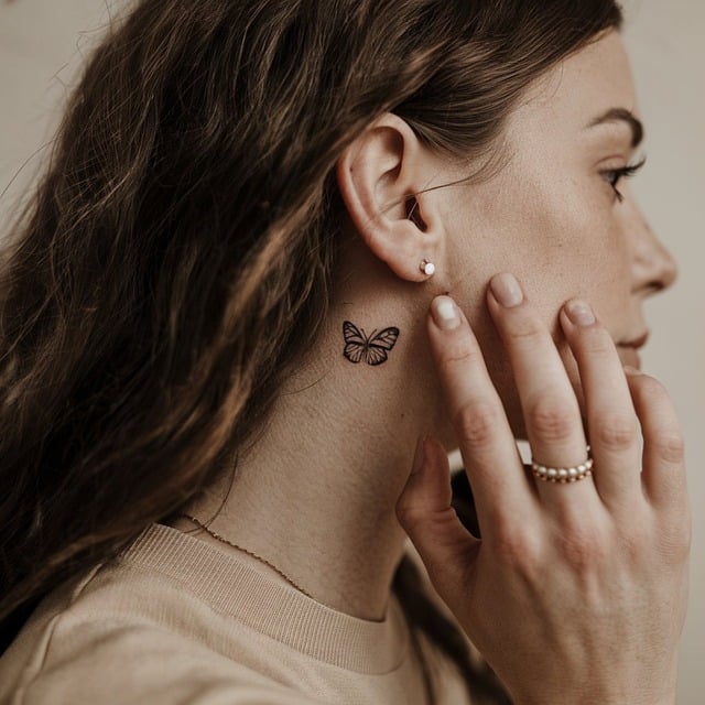 dettaglio tatuaggio blackwork geometrico linee precise Milano